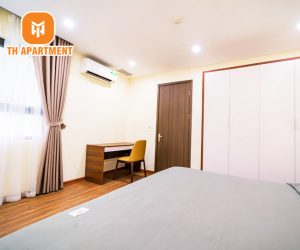 http://View%20giường%20ngủ%20và%20bàn%20làm%20việc%20tiện%20nghi%20bên%20trong%20căn%20hộ%20cao%20cấp%20tại%20tòa%20nhà%20cho%20thuê%20TH%20APARTMENT