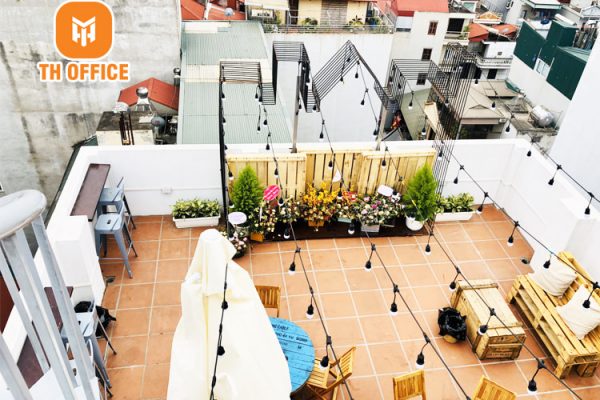 http://Một%20quán%20cafe%20nhỏ%20trên%20sân%20thượng%20của%20tòa%20nhà%20TH%20OFFICE%20TOWER%2015