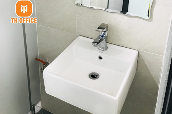 http://Bồn%20rửa%20tay%20trong%20nhà%20vệ%20sinh%20của%20tòa%20nhà%20TH%20OFFICE%20TOWER%2015